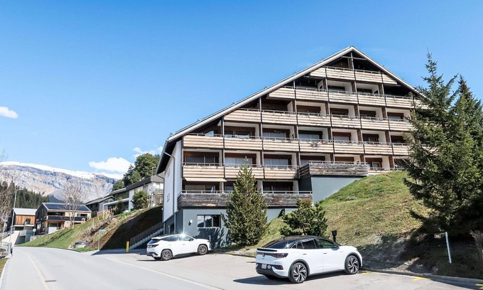 Laax Apartment | Nice apartment for 3 guests with pool, WIFI, TV, balcony, pets allowed, panoramic view and parking