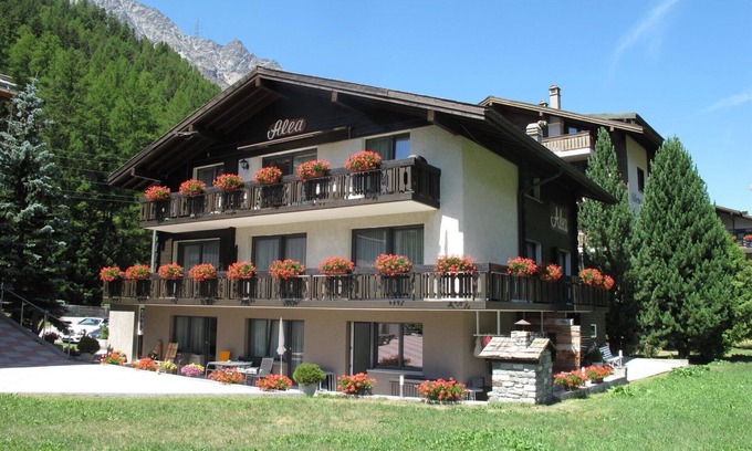 Saas-Balen Apartment | Cozy Apartment for 4 with WIFI, Parking & Spa Access