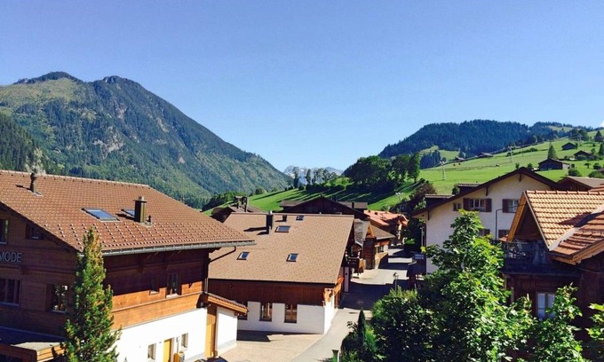 Zweisimmen Apartment | Cozy Apartment with WIFI, Balcony & Parking for 4 Guests