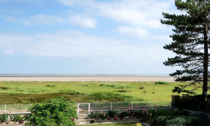 Ille-et-Vilaine Apartment | Cozy Oceanfront Apartment for 4 with Great Amenities