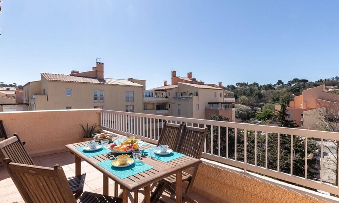 Le Pradet Apartment | Cozy Apartment for 4 with Ocean View, A/C & Terrace