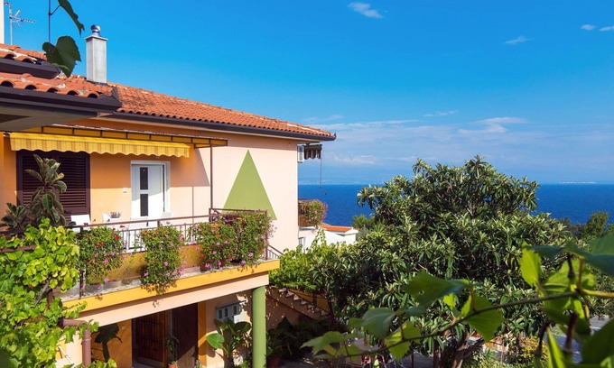 Donji Kraj Apartment | Cozy Apartment with Ocean View, A/C & Terrace for 4