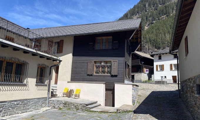 Augio Apartment | Inviting Apartment for 4 with WIFI, TV & Cozy Patio