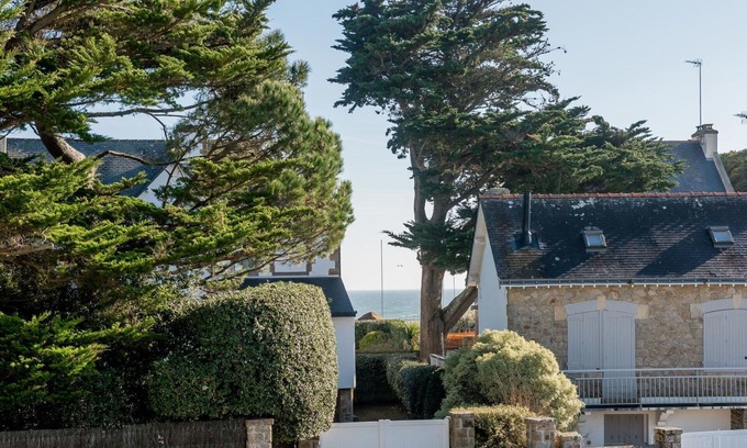 Morbihan Apartment | Cozy Oceanfront Apartment with Balcony and Free WiFi