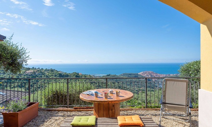Artallo Apartment | Cozy Oceanfront Apartment for 4 with A/C and WiFi
