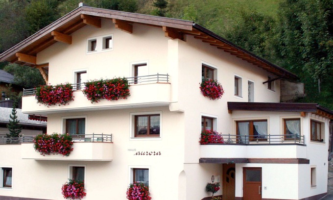 Kappl Apartment | Inviting Apartment for 5: WIFI, Terrace & Family-Friendly