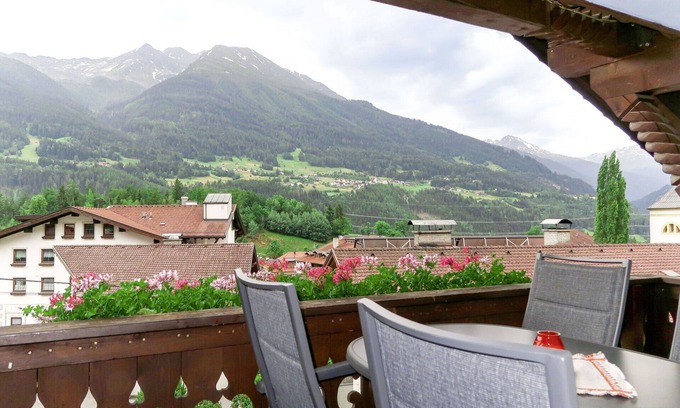 Grins Apartment | Cozy Apartment for 5 with WIFI, Balcony, and Kitchen