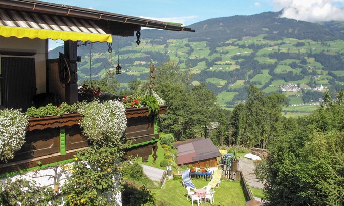 Fuegen Apartment | Ideal Apartment for 6 with WIFI, Terrace, and Parking