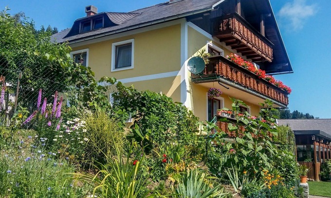Magdalensberg Apartment | Cozy Apartment for 6 with Pool, Panoramic Views & WIFI
