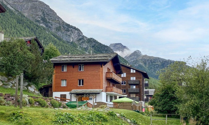 Graechen Apartment | Inviting Apartment for 6 with WIFI, Balcony & Scenic Views