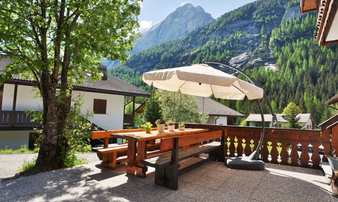 Penia Apartment | Cozy Apartment for 6 with Balcony, TV, and Kitchen Access