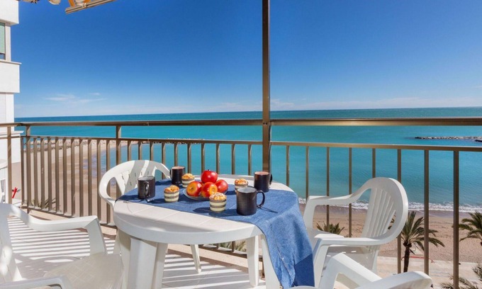 Vinaros Apartment | Inviting Apartment for 6 with WIFI, Terrace & Pet-Friendly