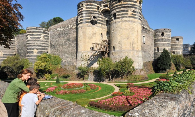 Chinon Apartment | Welcoming Apartment for 6 with Pool, WIFI & Pet Friendly