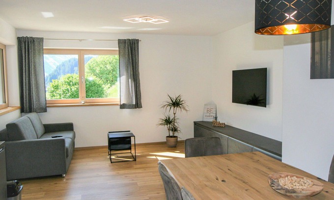 Emberg Apartment | Stylish Apartment for 6 with Lake View and Free WIFI