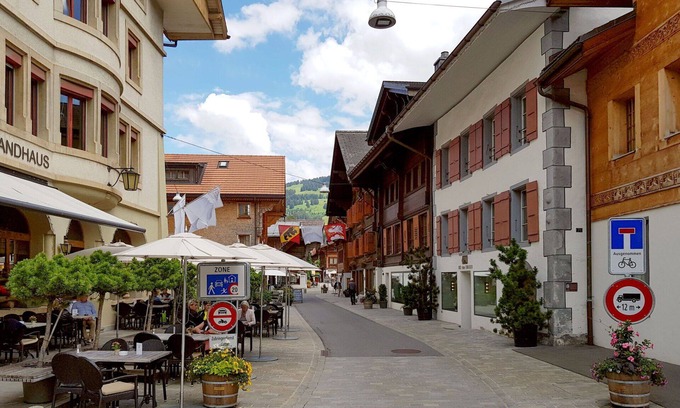 Saanen Apartment | Comfortable Apartment for 8 with WIFI, Terrace & Parking