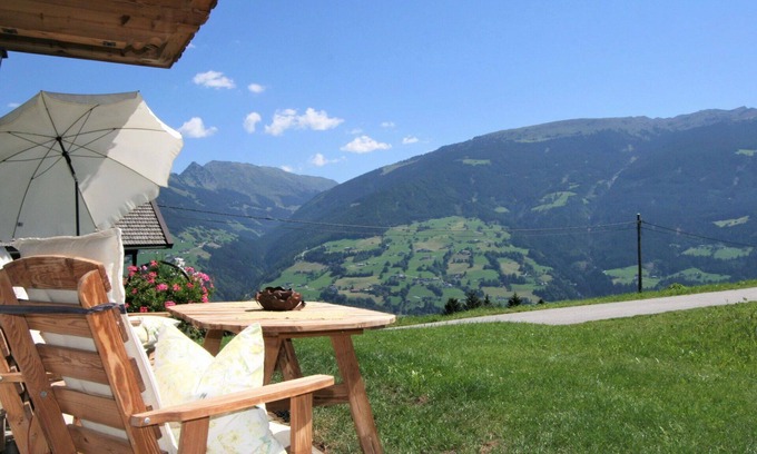 Emberg Apartment | Ideal Apartment for 5 with WIFI, Terrace & Family-Friendly Amenities