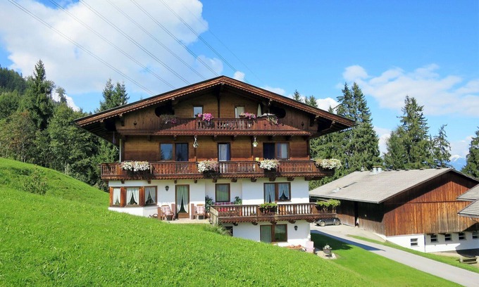 Emberg Apartment | Spacious Apartment for 11 with Balcony and Free WiFi