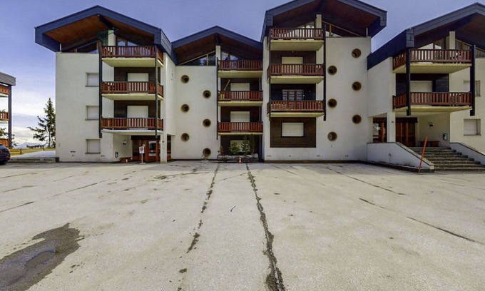 Heremence Apartment | Cozy Apartment with Pool, WIFI, Balcony & Parking for You