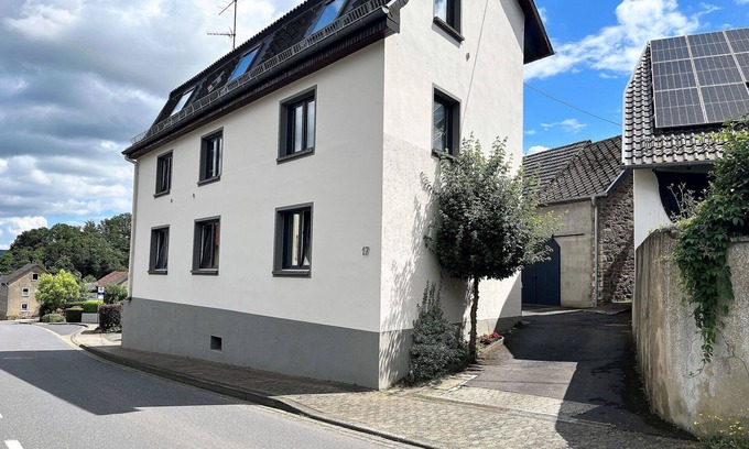 Quiddelbach Apartment | Spacious Apartment for 10 with Modern Amenities & Parking