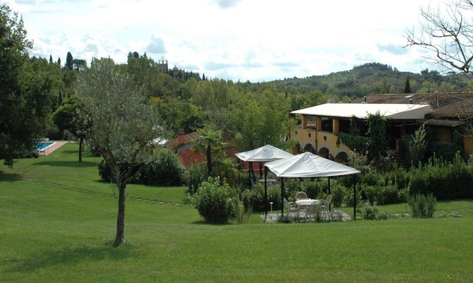 Castelfiorentino Apartment | Inviting Apartment for 4 with Pool, WIFI, and Lake Views