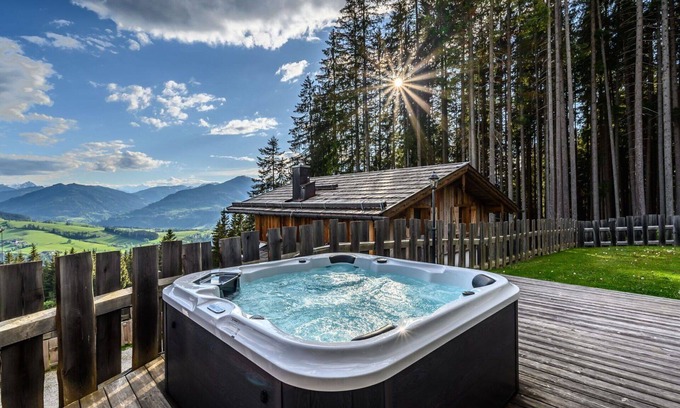 Pfarrwerfen House | Cozy Villa Apartment for 6 with WiFi, Terrace & Pets Welcome