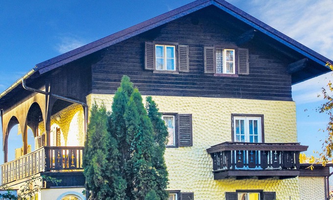 Laakirchen Apartment | Cozy 1 Bedroom Stay in Salzburg with Pool and Spa
