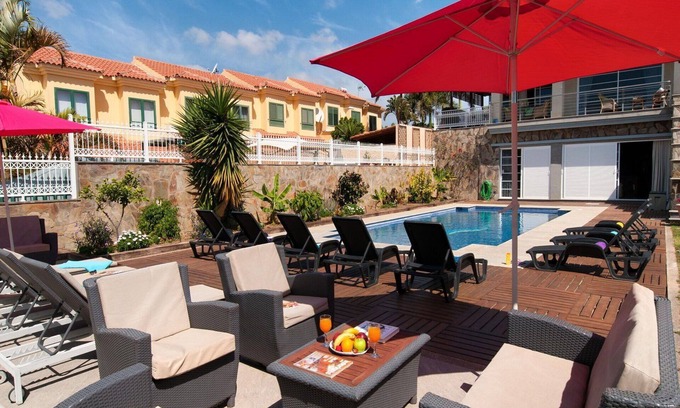 Sonnenland House | Inviting Villa Apartment for 10 with Private Pool & WIFI