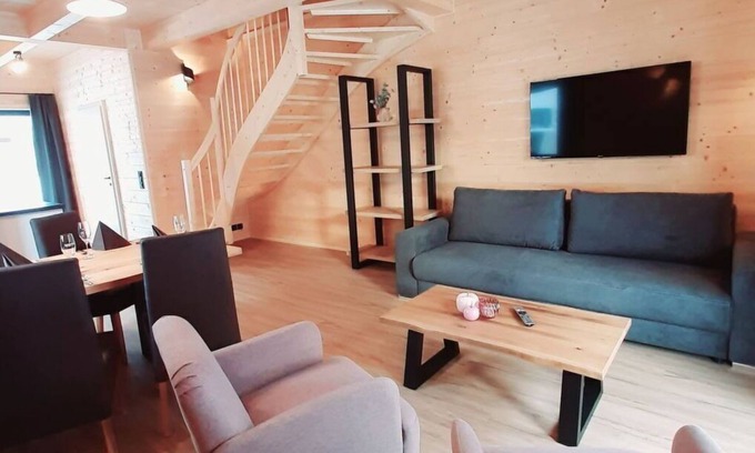 Jenig House | Relaxing Villa Apartment for 4 with Lake View & WIFI
