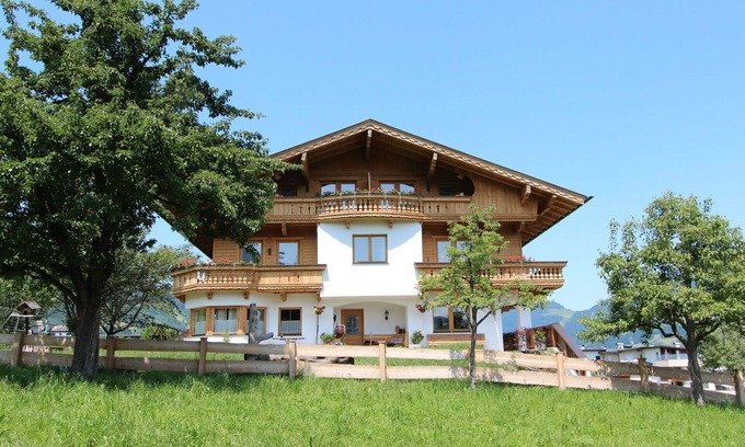 Kapfing Villa | Charming Villa Apartment with WIFI, Terrace & Lake Views