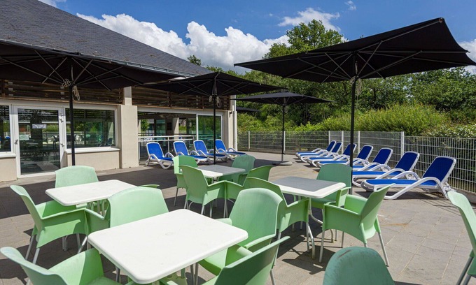 Saumur House | Inviting Villa Apartment for 5 with Pool and Pet Access