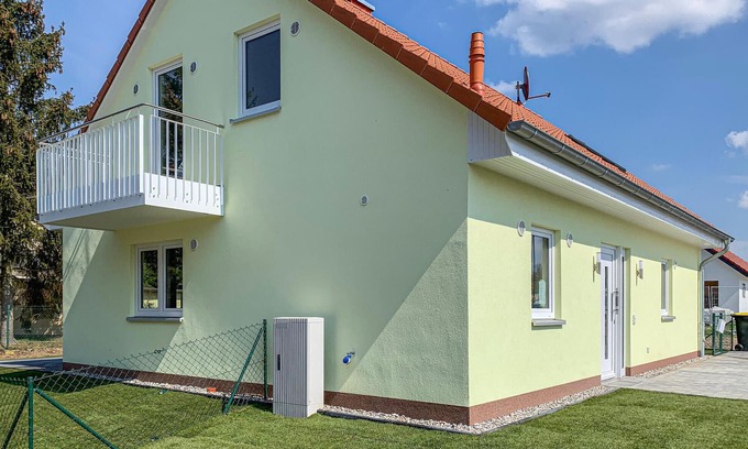 Warin Apartment | Relaxing 2 Bedroom Retreat with Lake View in Warin
