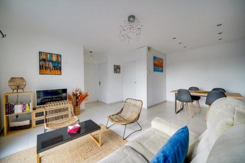Merignac Apartment | Modern Apartment in Mérignac with Terrace and Parking