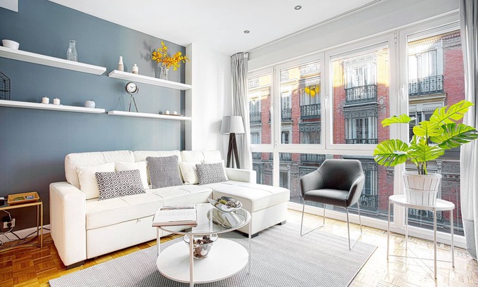 Jeronimos Apartment | Elegant Retreat by Museo del Prado with Spa & Kitchen