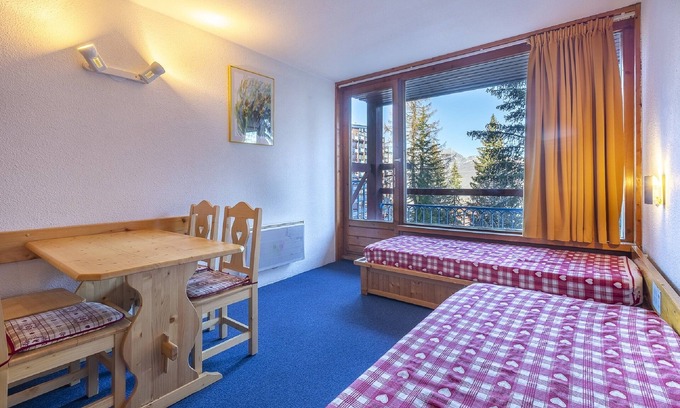 Seez Apartment | Comfortable 5-Person Apartment Near The Slopes in Arcs1800