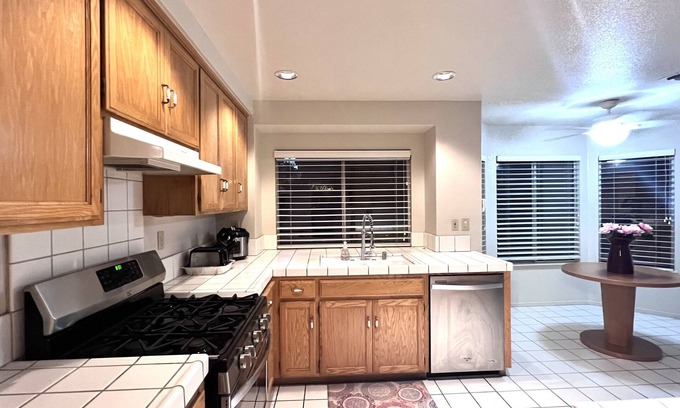 Stockton House | Cozy Bedroom Retreat with Kitchen & Breakfast Included