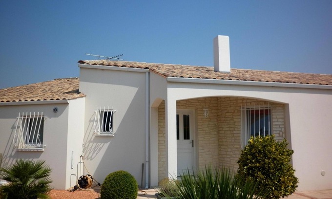 Saint Rogatien House | Inviting House with Garden, Pool & Ocean View for 4