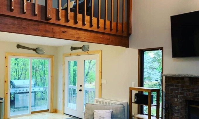 Bushkill Cabin | Perfect Cabin Retreat in the Poconos with Pool & Spa