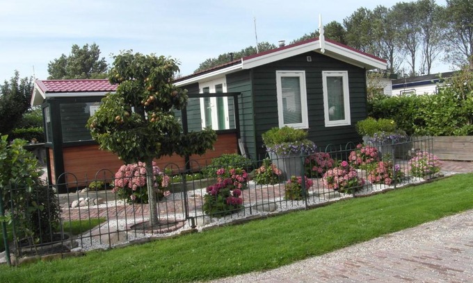 Hippolytushoef Ski Chalet | Cozy Chalet with Garden, Steps from Wadden Sea
