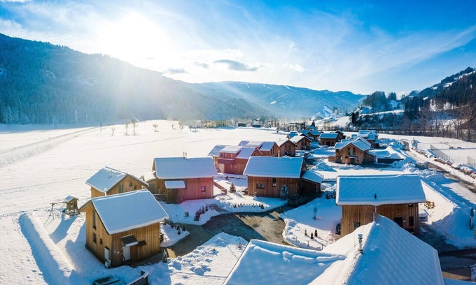 Murau Ski Chalet | Inviting Chalet in Murau with Outdoor Bubble Bath & Spa