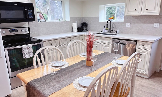 Kirkland House | Cozy Family Retreat with Breakfast and Kitchen Amenities