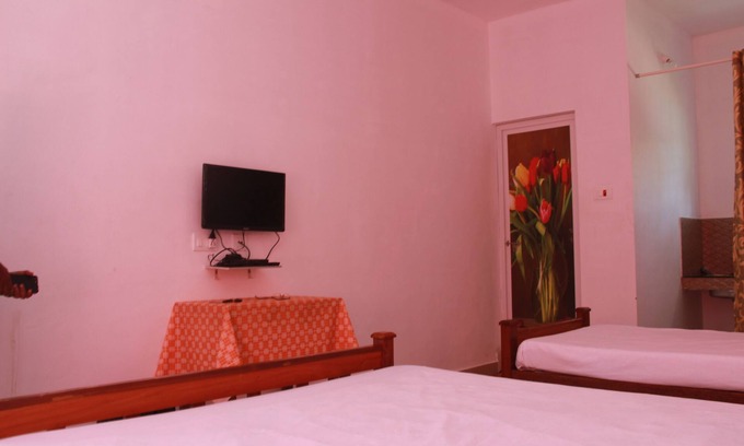Kanthalloor House | Scenic Damside and Mountainside Retreat with Breakfast