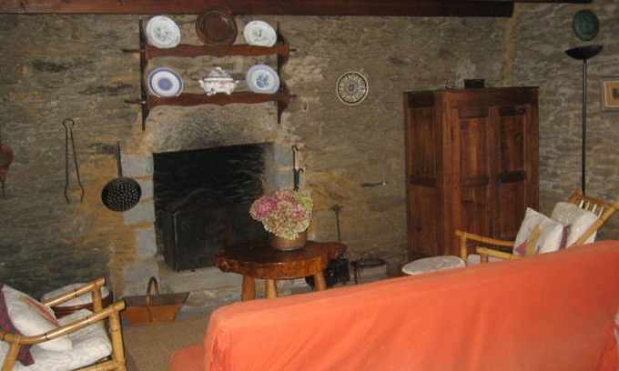 Groix House | Cozy Fisherman's House: Oceanfront Escape Near Kerohet Sands