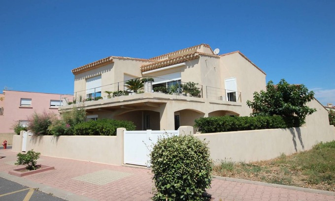 Portiragnes-Plage Apartment | Stylish Flat with Ocean View, Wifi & Steps to the Beach