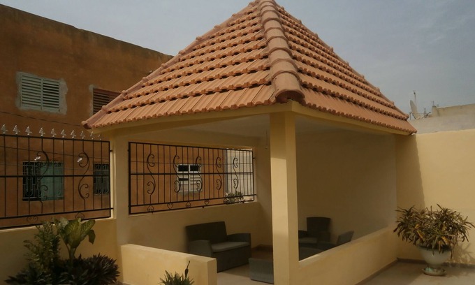 Dakar House | Cozy Apartment with Pool and Kitchen for a Relaxing Stay