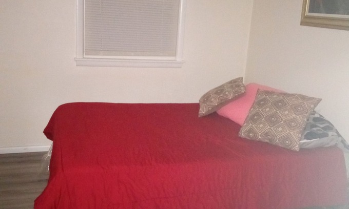 South Bend House | Convenient Stay Near Notre Dame – Perfect for Airport Access