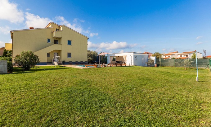 Valbandon House | Cozy Holiday Home with Heated Pool Steps from the Sea