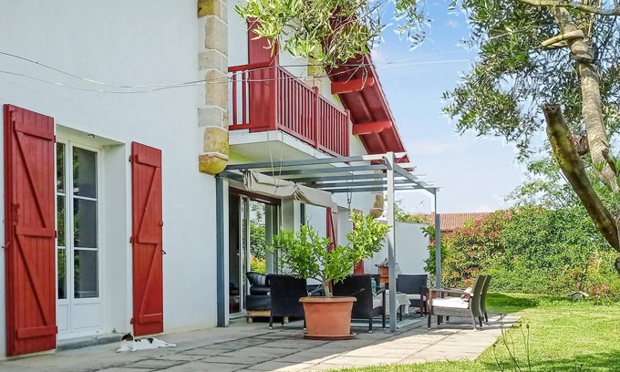 La Bastide-Clairence House | 3 Bedroom Retreat in La Bastide-Clairence with Spa & Breakfast