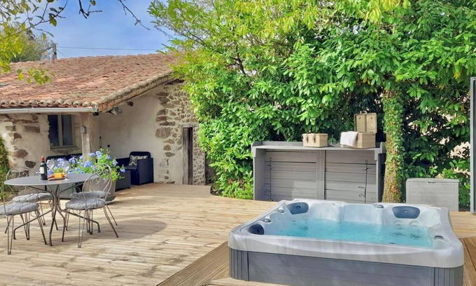 Exideuil House | Relaxing Getaway with Spa and Lake View Wellness Retreat