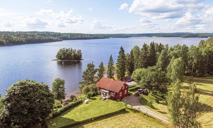 Arjang House | Inviting 2 Bedroom Getaway with Lake View in Årjäng
