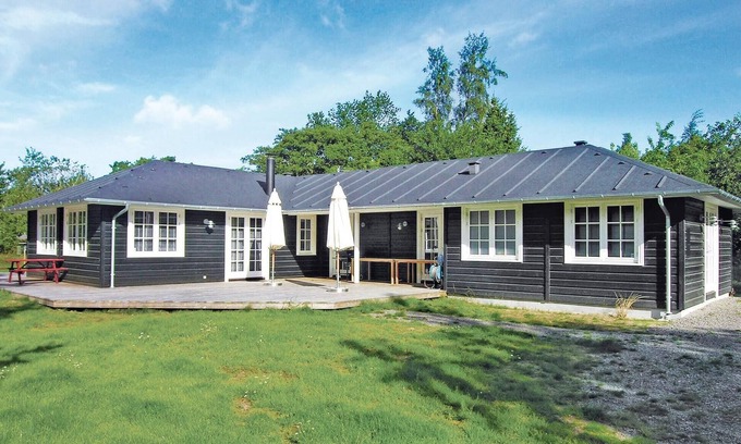 Sømarken House | Comfortable 3-Bedroom Oceanfront Stay in Aakirkeby